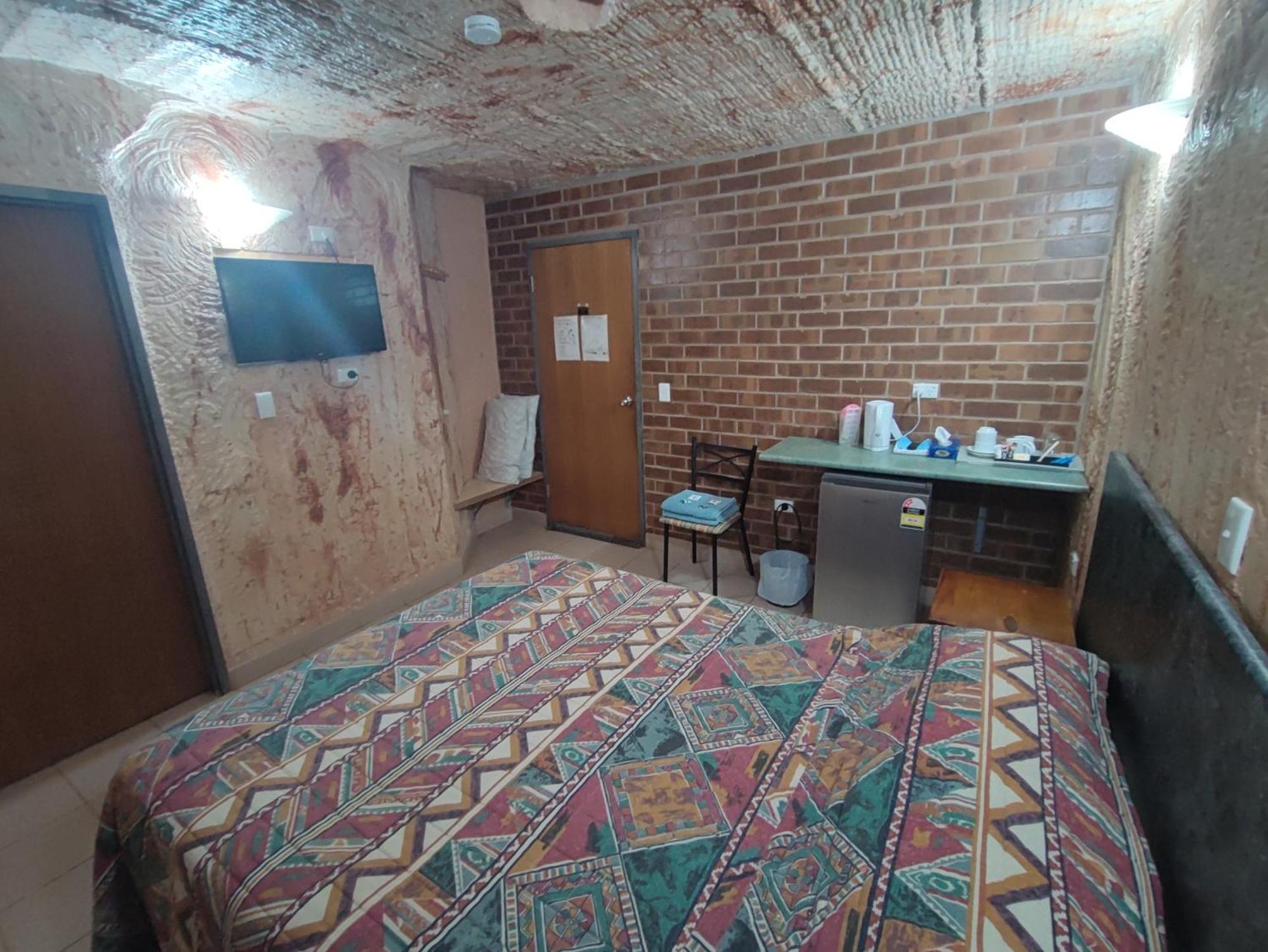 Radeka Downunder Underground Motel Coober Pedy Exterior photo